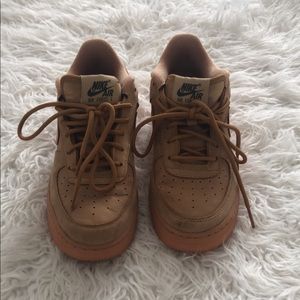 Tan Nike’s
